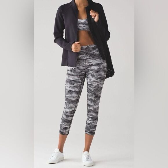 Lululemon Wunder Under High Rise Crop Leggings 6 - Picture 1 of 8